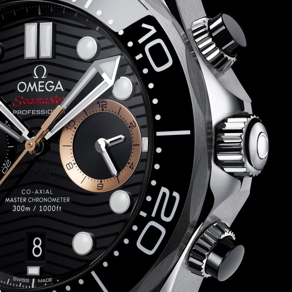 OMEGA 2026 Seamaster Diver 300M Chronograph 007 First Light 210.32.44.51.01.002 Close Up Couronne 16 9